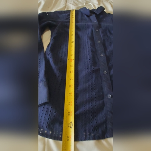 Banana Republic Classic Fit Button Up Navy Blue Eyelet Woman's Shirt. Size XS - Picture 8 of 9